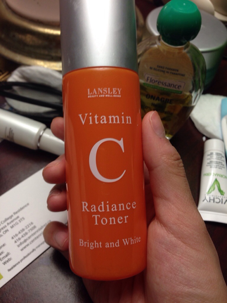 Vitamin c bright. Тоник с витамином с. Тоник для лица с витамином с. Тоник для лица оранжевого цвета. Тонер с витамином с.